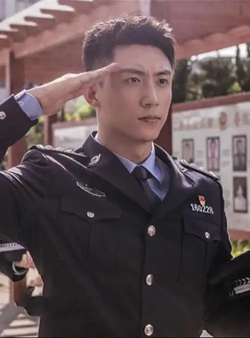 在《破冰行动》里面,要说最大的傻子是谁,毫无疑问,肯定是黄景瑜饰演