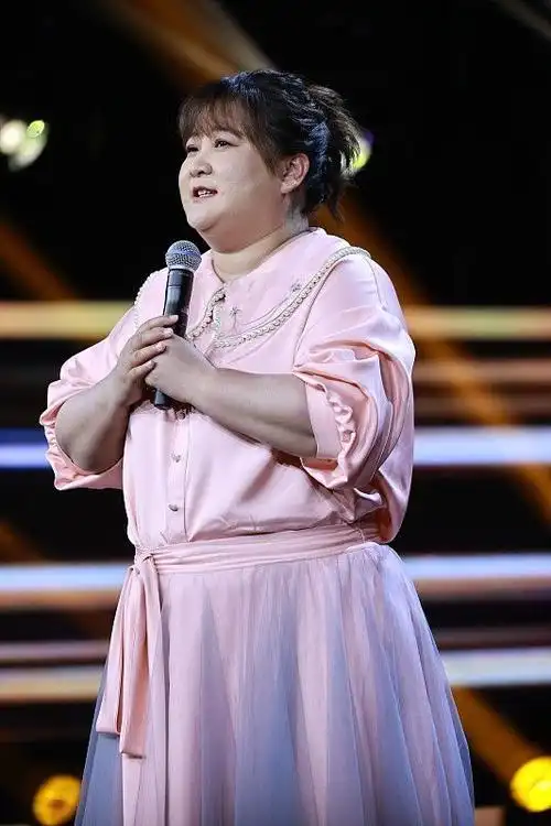 贾玲真的很会搭配穿的裙子可爱还甜美比其他女明星更有特色