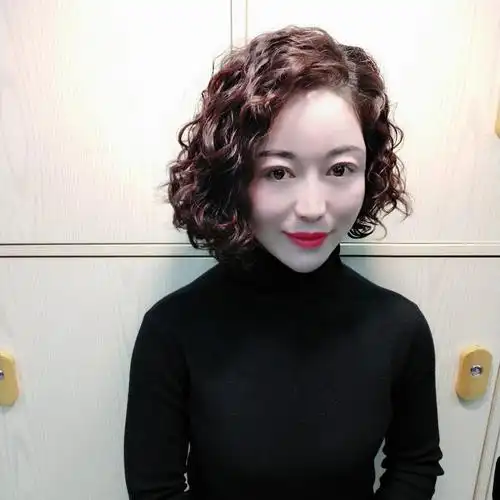 时髦洋气的成熟风小波纹卷发