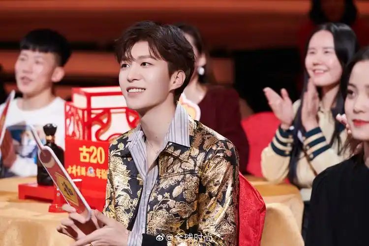 范丞丞 金色夹克# 范丞丞 & 江苏卫视春晚造型,金色夹克炫酷又