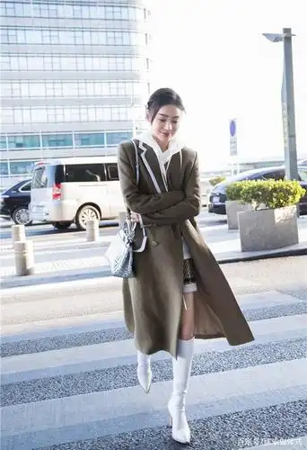 袁姗姗身材高挑,穿风衣搭配长筒靴时尚优雅,气质知性不失少女感