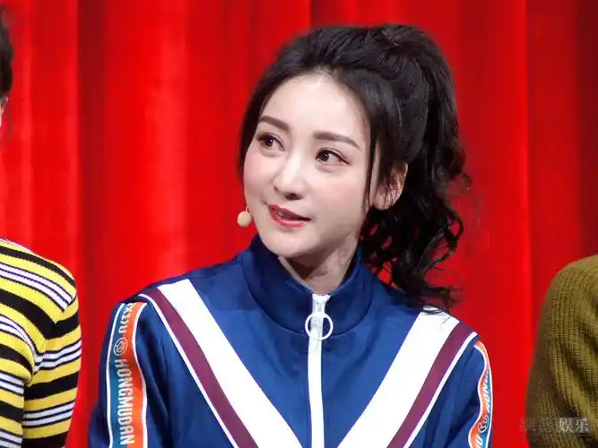 柳岩穿运动服演小品表情灵动喜庆洋洋