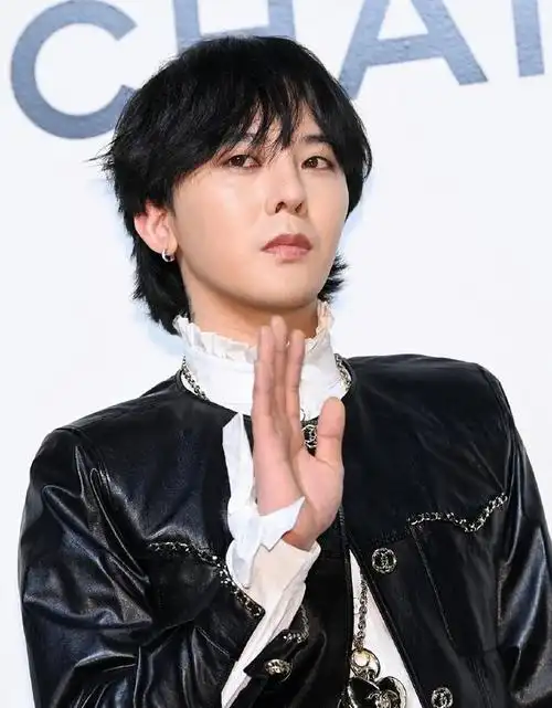 曾经是韩国爱豆停留的权志龙最新生图来了,但是在看完他的这组照片