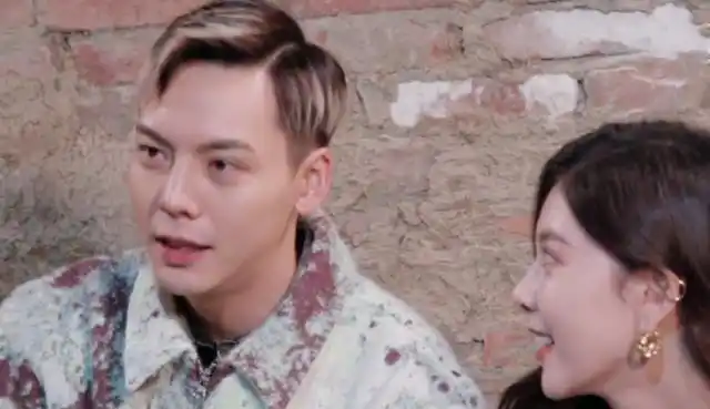 宋妍霏把口红蹭在陈伟霆肩头,谁注意男方的反应,网友瞬间炸锅