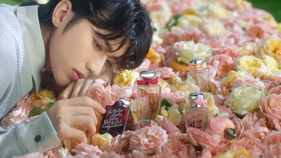 蔡徐坤奔跑吧鲜花氛围感海报