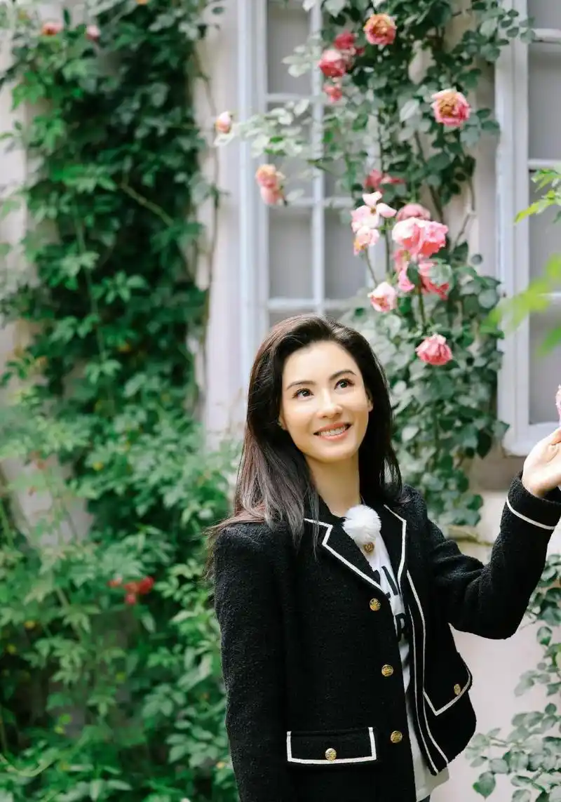 张柏芝这组照片港风复古超棒 岁月好像什么都没在她的脸上留下,张柏芝