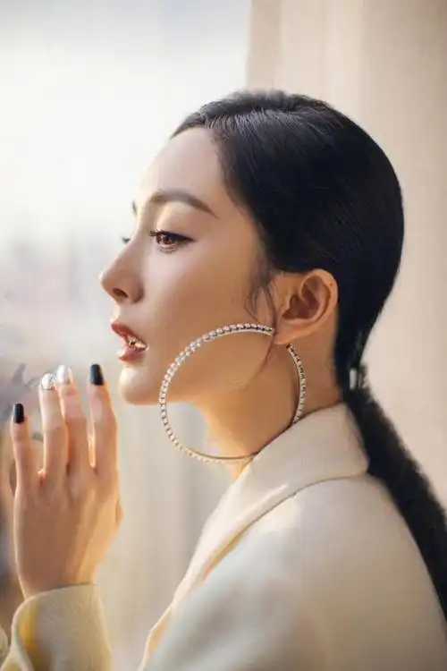 杨幂白西装流苏马尾,成熟气质徐徐而至,夸张水钻耳饰格外抢镜