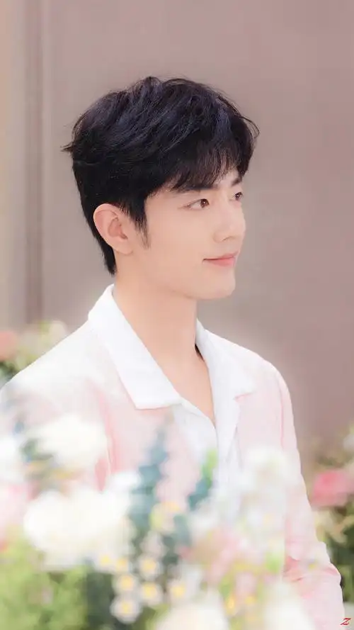 时光清浅,岁月绵长,  那个等风的听风少年,  他治愈的笑容深深的印