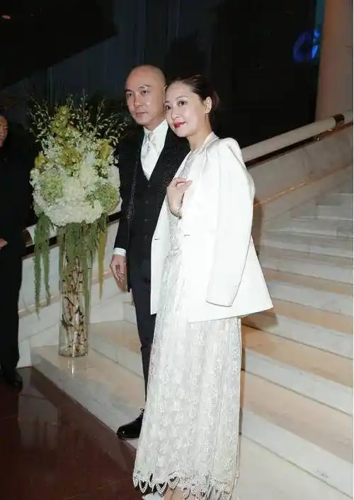 张卫健的老婆真挺会保养的,虽然已经是中年人,但依旧有颗少女心