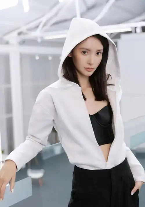 金晨穿衣真大胆西装内直接穿胸衣不仅不丑还特别性感高级