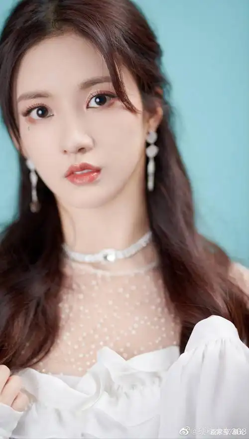 刘些宁绝美造型合集