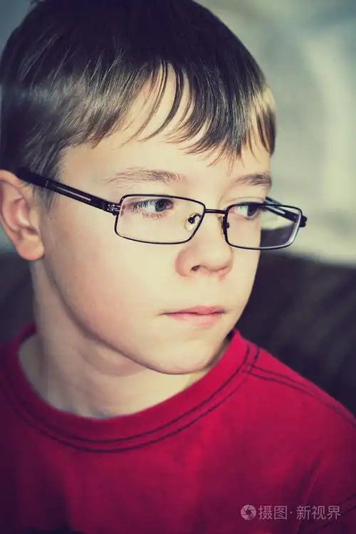 戴着眼镜的小男孩