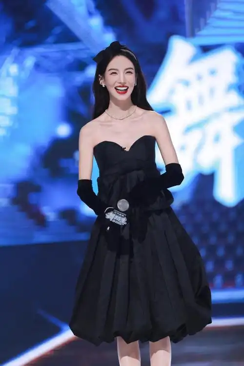 金晨这也太有"公主范"了,穿黑色抹胸裙少女感十足,甜美又温柔