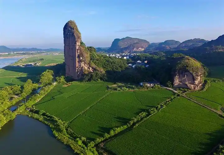 上一页 下一页 作品名称: 金枪峰下  作品描述: 金枪峰下到处郁郁葱葱