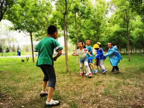 美食后,自由玩耍时,大孩子商量好玩老鹰捉小鸡.