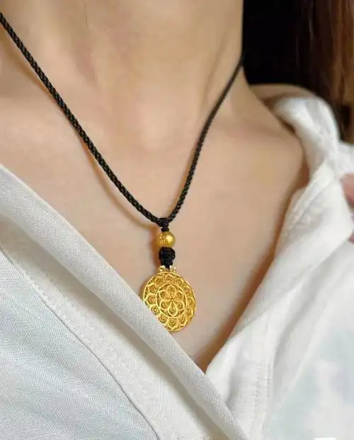 周大福传承吊坠福莲