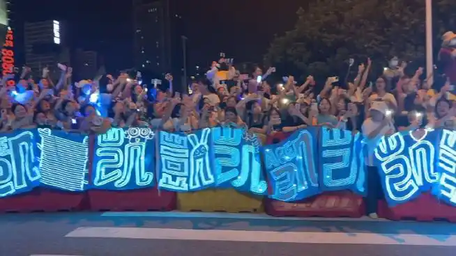 "从开始到未来只为王俊凯",王俊凯在哪,小螃蟹就在哪 蓝海永远追随