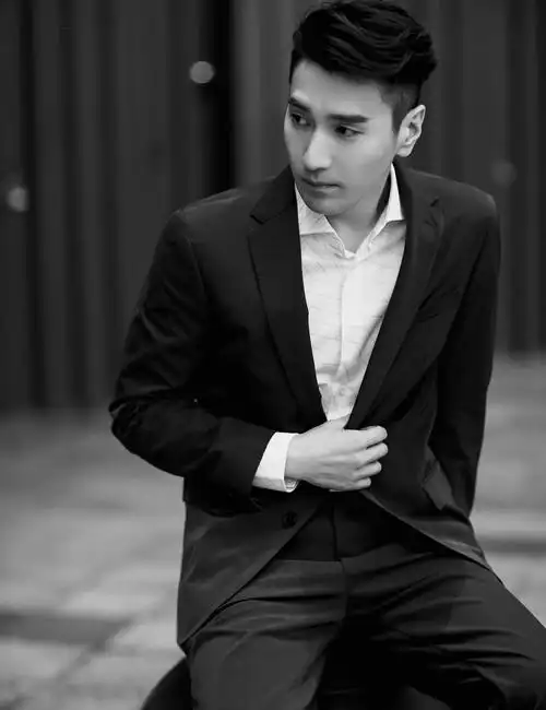 赵又廷帅气亮相上海时装周橄榄绿色西装演绎绅士魅力