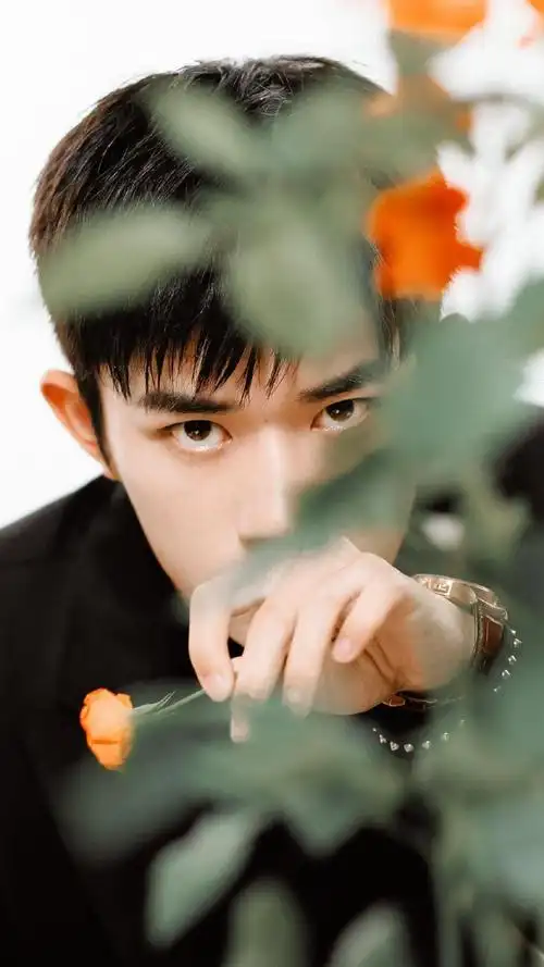 易烊千玺帅气王子写真_明星手机壁纸-壁纸族
