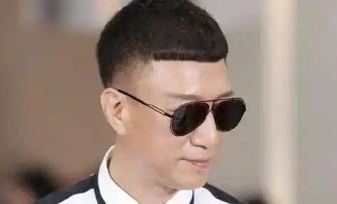 如果是在公共场所明令禁止的地方吸烟,孙红雷应该接受相关处罚,应树立