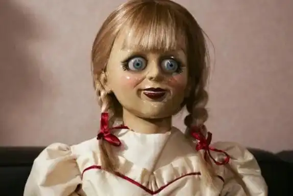 安娜贝尔的由来恶灵附身娃娃目前在灵异博物馆中
