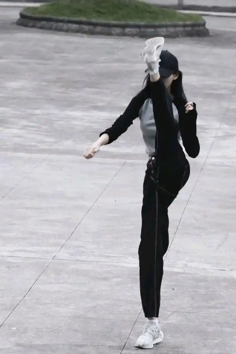 张予曦站着秀一字马.