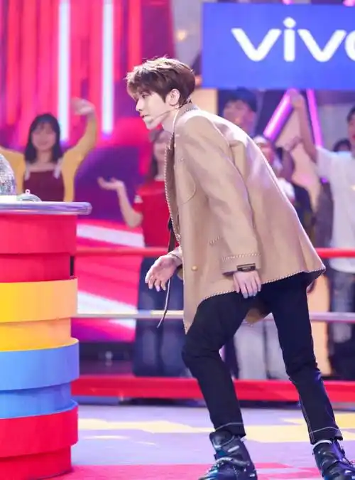 蔡徐坤因出演《偶像练习生》综艺节目而迅速走红,从默默无名的新人一