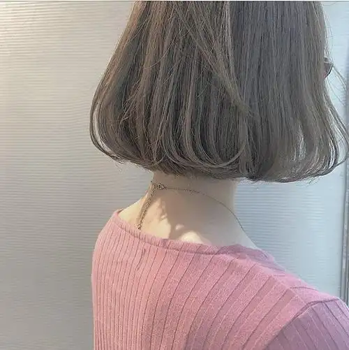 内扣短发发型才是流行中经久不衰的发型