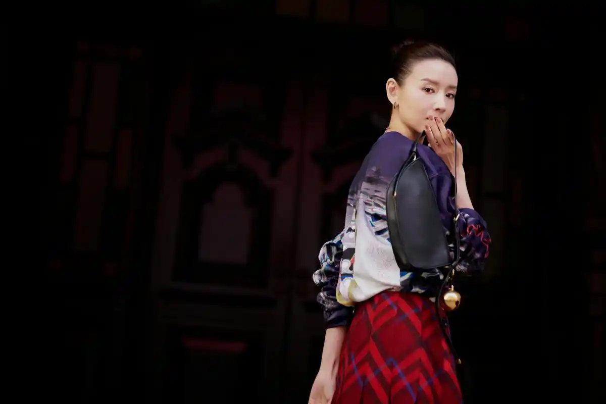 t风格论坛# @董洁 深冬街头,英伦格纹漫步.自信舒适,优雅自成一派.