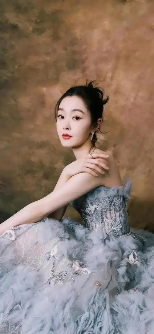 宋轶壁纸,穿的哪套礼服最好看,是雾霾蓝色,是香槟色,还是红色