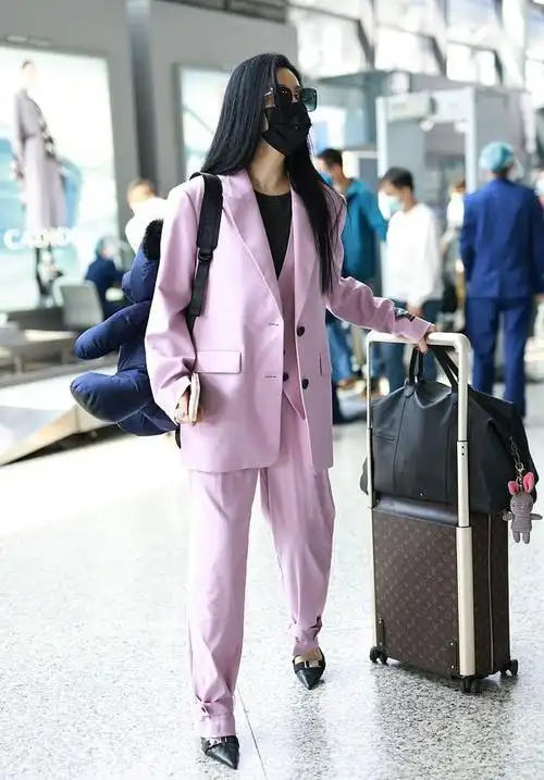 范冰冰靠穿搭成功出圈,一身粉色西装有点飒爽有点甜,值得借鉴