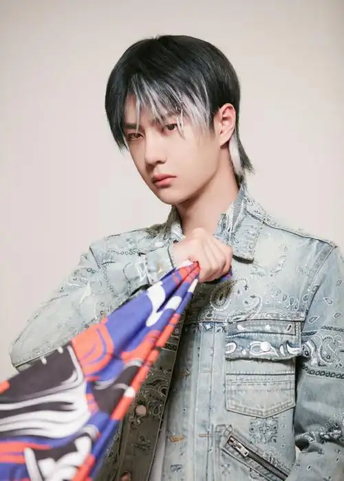 王一博回归街舞4##王一博梦幻风蓝白挑染造型