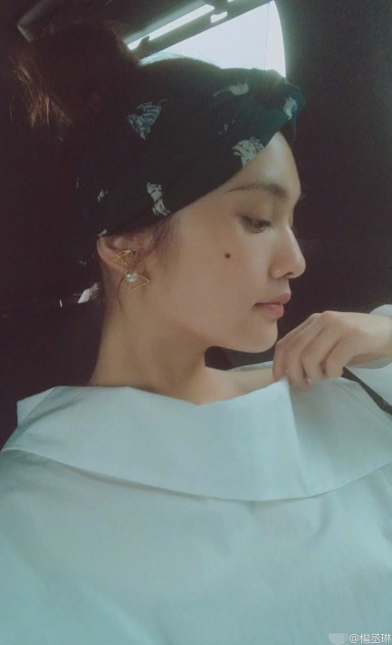 杨丞琳晒侧颜美照 扎丸子头清新可爱