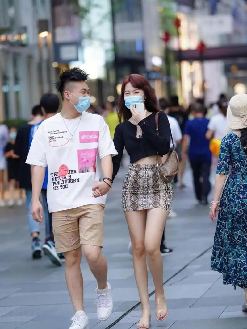 街拍逛街小情侣!这身材完美!