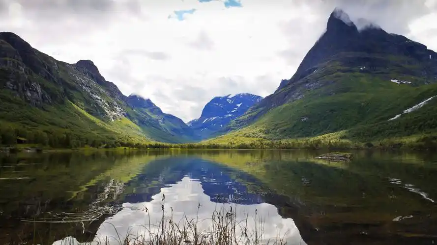 风景怡人的湖泊山水图片-风景壁纸-高清风景图片-第3图-娟娟壁纸