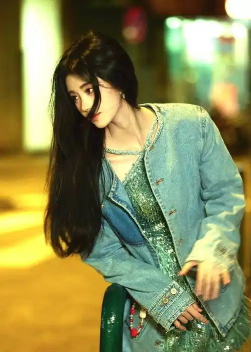 鞠婧祎再晒美照,超高颜值美如初恋,屹立街头成最美风景