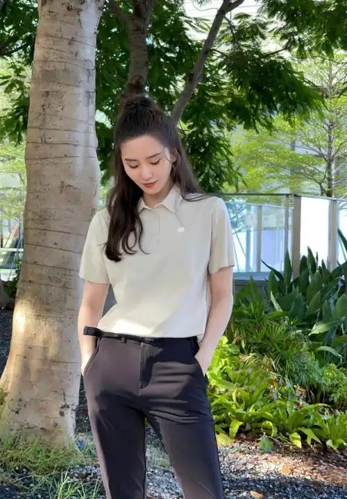 刘诗诗的私服穿搭真高级polo衫萝卜裤显高又显瘦