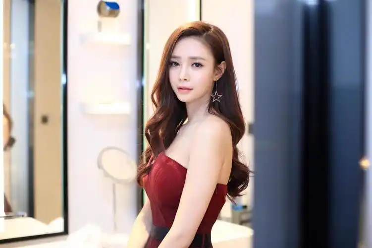 8 沈梦辰优雅美照曝光 俯身大秀事业线