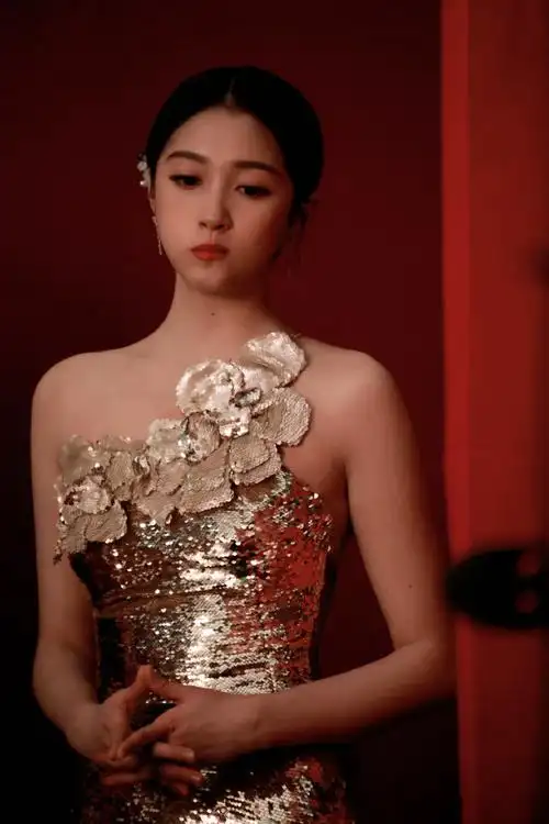 关晓彤鎏金礼服##春晚