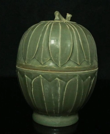 "唐代花瓣纹越窑罐"