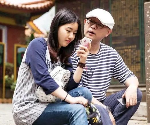 半夜孟非醒来发现妻子正在偷偷翻他手机,第二天他就对妻子说:我带你