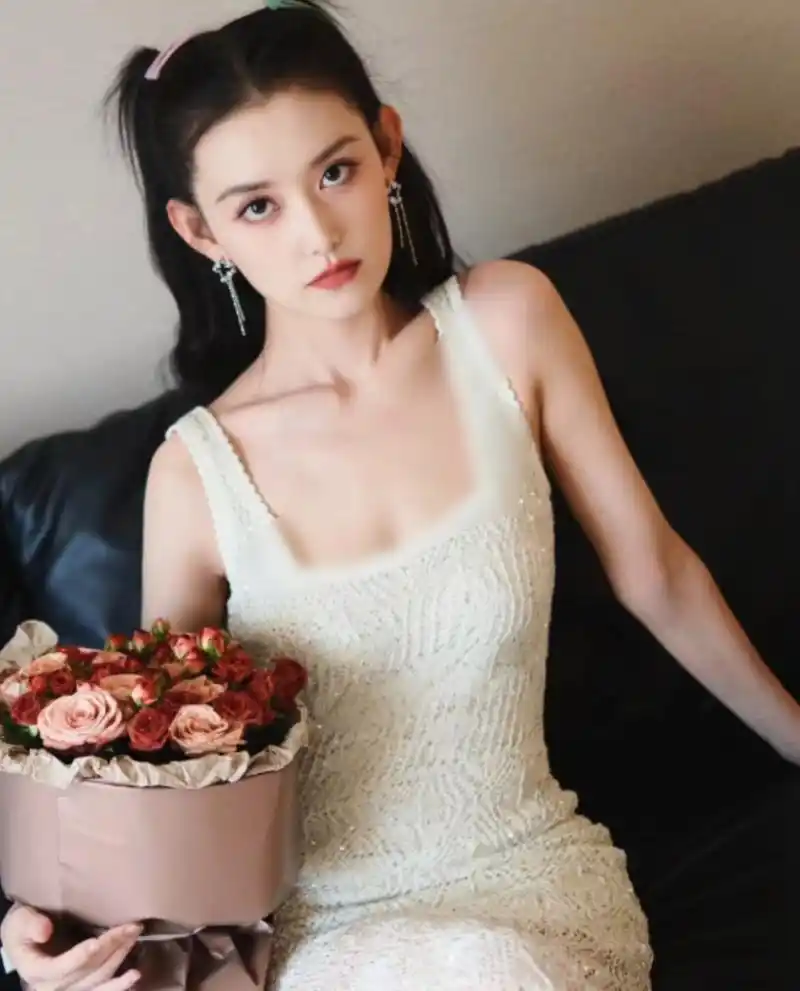 蒋依依抱着鲜花摆pose,白色礼服凹出明星范,她现在瘦得肋骨都变明显了