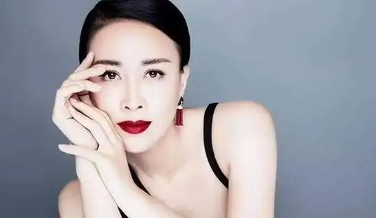 57岁那英和好友聚餐面部岁月痕迹明显喝了两瓶茅台三瓶红酒