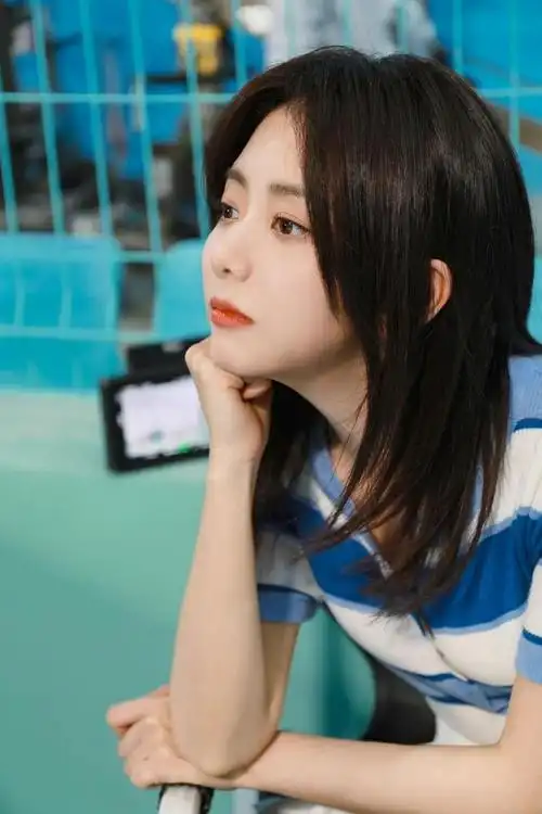 谭松韵美得就像十八岁条纹上衣配百褶裙学院风十足俏皮又可爱