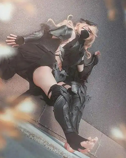 国外帅小伙cos崩坏3真炎幸魂腿长腰细雌雄难辨