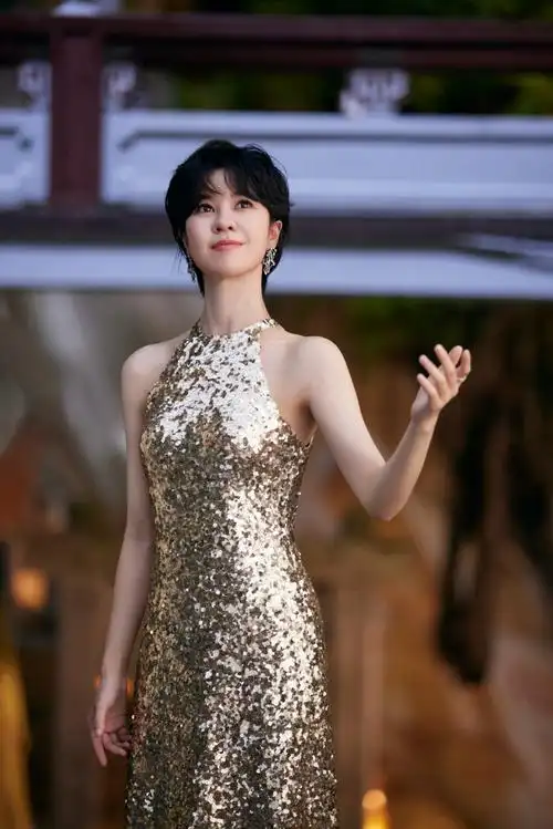 郁可唯超话"愿只愿余生无悔,随花香远飞",@郁可唯#央视中秋晚会#带来