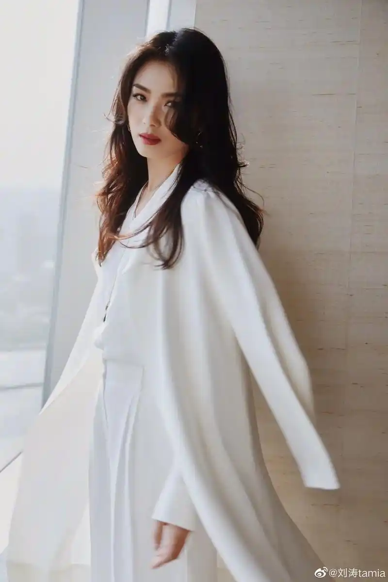 刘涛晒出一组自己的美照,她一头长卷发绽放成熟魅力,身穿白色套 - 抖