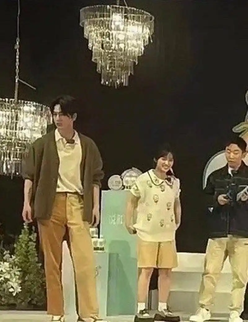 张凌赫,沈月,杨迪同框,身高差距好大,沈月好小一只,像个小学生一样