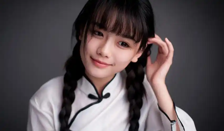 壁纸.南笙姑娘.初见照片,乌黑长发,白净童颜,低头书法,无比惊艳.