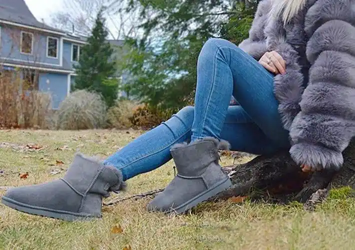 女人冬天穿雪地靴记住3个不要不然看着显矮还很邋遢